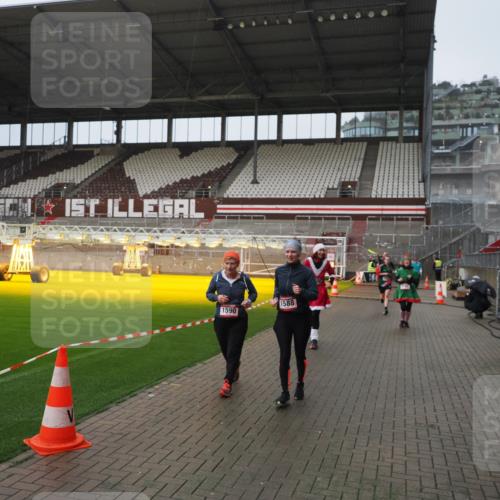 07.12.2025 - St. Pauli X-Mass-Run No. 15 Fabian Wolf http://msf.ph/oto/9420093 07.12.2025 11:36:56 Ziel 1588, 1590, 2004, 2022, 2102, 2405, 2517, 2917, 3931 meine-sportfotos.de