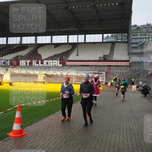 07.12.2025 - St. Pauli X-Mass-Run No. 15 Fabian Wolf http://msf.ph/oto/9420094 07.12.2025 11:36:57 Ziel 1588, 1590, 2004, 2022, 2102, 2405, 2517, 2917, 3931 meine-sportfotos.de