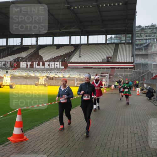 07.12.2025 - St. Pauli X-Mass-Run No. 15 Fabian Wolf http://msf.ph/oto/9420095 07.12.2025 11:36:57 Ziel 1588, 1590, 2004, 2022, 2102, 2405, 2517, 2917, 3931 meine-sportfotos.de