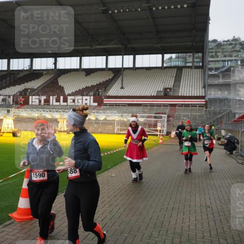 07.12.2025 - St. Pauli X-Mass-Run No. 15 Fabian Wolf http://msf.ph/oto/9420096 07.12.2025 11:36:58 Ziel 484, 1588, 1590, 2004, 2022, 2102, 2279, 2405, 2517, 2917, 3931 meine-sportfotos.de
