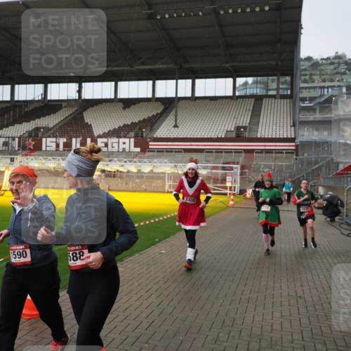07.12.2025 - St. Pauli X-Mass-Run No. 15 Fabian Wolf http://msf.ph/oto/9420097 07.12.2025 11:36:58 Ziel 484, 1588, 1590, 2004, 2022, 2102, 2279, 2405, 2517, 2917, 3931 meine-sportfotos.de