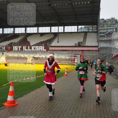 07.12.2025 - St. Pauli X-Mass-Run No. 15 Fabian Wolf http://msf.ph/oto/9420098 07.12.2025 11:36:59 Ziel 484, 1588, 1590, 2004, 2022, 2102, 2279, 2405, 2517, 2917, 3931 meine-sportfotos.de