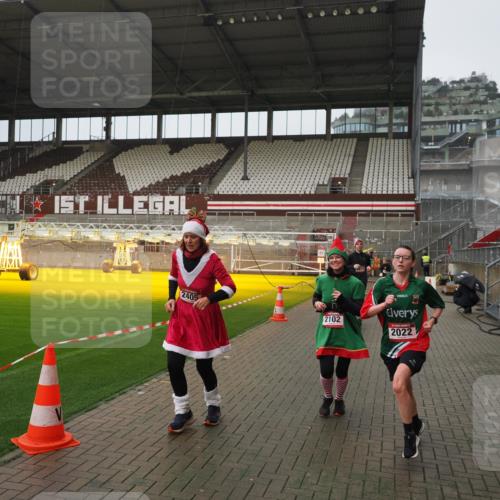 07.12.2025 - St. Pauli X-Mass-Run No. 15 Fabian Wolf http://msf.ph/oto/9420099 07.12.2025 11:36:59 Ziel 484, 1588, 1590, 2004, 2022, 2102, 2279, 2405, 2517, 2917, 3931 meine-sportfotos.de