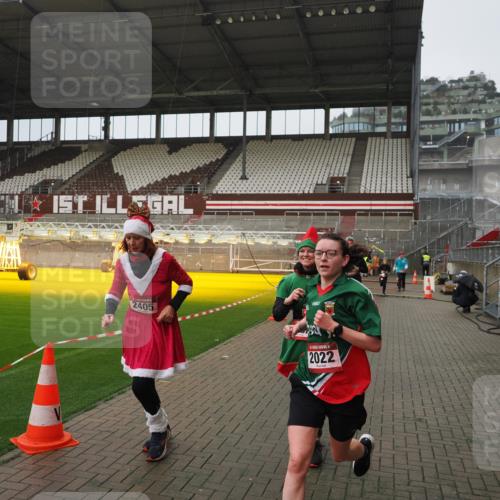 07.12.2025 - St. Pauli X-Mass-Run No. 15 Fabian Wolf http://msf.ph/oto/9420101 07.12.2025 11:37:00 Ziel 484, 991, 1588, 1590, 2004, 2022, 2102, 2279, 2405, 2517, 2917, 3931 meine-sportfotos.de