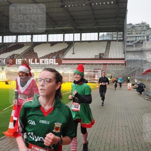 07.12.2025 - St. Pauli X-Mass-Run No. 15 Fabian Wolf http://msf.ph/oto/9420103 07.12.2025 11:37:00 Ziel 484, 991, 1588, 1590, 2004, 2022, 2102, 2279, 2405, 2517, 2917, 3931 meine-sportfotos.de