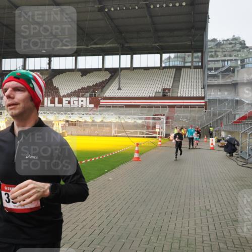 07.12.2025 - St. Pauli X-Mass-Run No. 15 Fabian Wolf http://msf.ph/oto/9420110 07.12.2025 11:37:02 Ziel 484, 991, 1588, 1590, 2004, 2022, 2102, 2279, 2405, 2517, 2686, 2917, 3931 meine-sportfotos.de