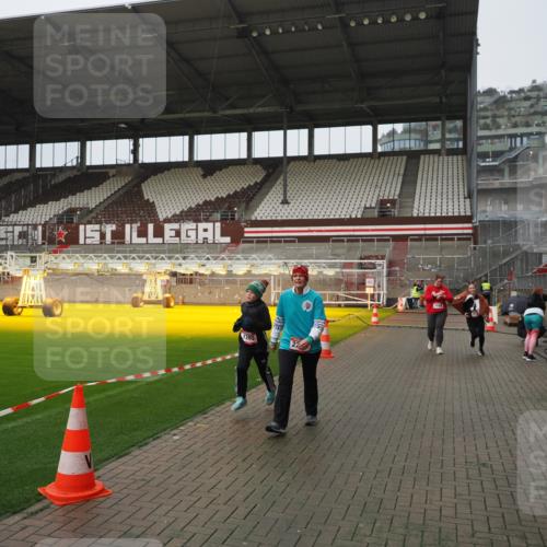 07.12.2025 - St. Pauli X-Mass-Run No. 15 Fabian Wolf http://msf.ph/oto/9420119 07.12.2025 11:37:10 Ziel 484, 991, 1280, 2022, 2102, 2153, 2279, 2686, 3931 meine-sportfotos.de