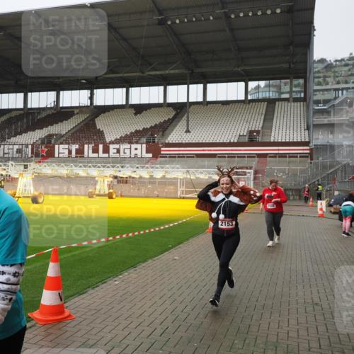 07.12.2025 - St. Pauli X-Mass-Run No. 15 Fabian Wolf http://msf.ph/oto/9420132 07.12.2025 11:37:13 Ziel 484, 991, 1280, 2022, 2153, 2279, 2686, 3931 meine-sportfotos.de