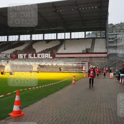 07.12.2025 - St. Pauli X-Mass-Run No. 15 Fabian Wolf http://msf.ph/oto/9420144 07.12.2025 11:37:28 Ziel 544, 857, 2810, 3916 meine-sportfotos.de