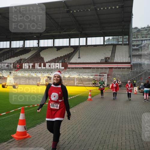 07.12.2025 - St. Pauli X-Mass-Run No. 15 Fabian Wolf http://msf.ph/oto/9420150 07.12.2025 11:37:32 Ziel 544, 857, 1154, 2810, 3916 meine-sportfotos.de