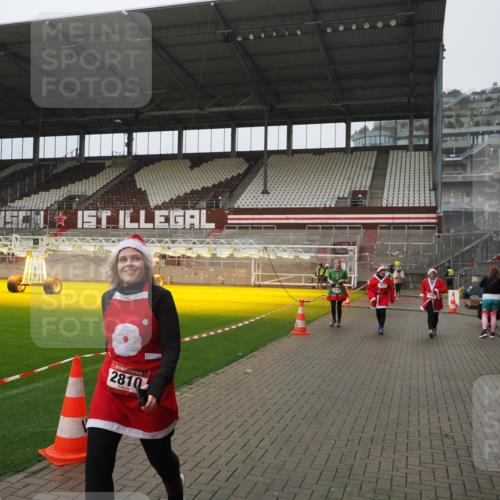 07.12.2025 - St. Pauli X-Mass-Run No. 15 Fabian Wolf http://msf.ph/oto/9420151 07.12.2025 11:37:33 Ziel 544, 857, 1154, 1156, 2810, 3916 meine-sportfotos.de