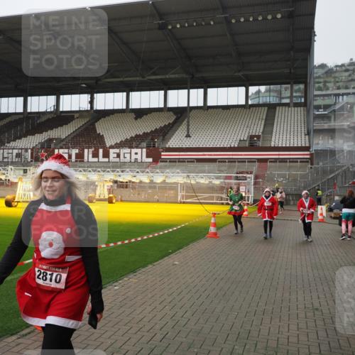 07.12.2025 - St. Pauli X-Mass-Run No. 15 Fabian Wolf http://msf.ph/oto/9420152 07.12.2025 11:37:33 Ziel 544, 857, 1154, 1156, 2810, 3916 meine-sportfotos.de