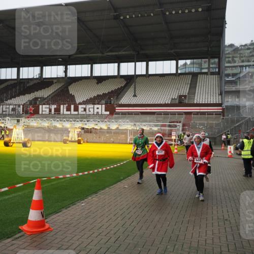 07.12.2025 - St. Pauli X-Mass-Run No. 15 Fabian Wolf http://msf.ph/oto/9420155 07.12.2025 11:37:36 Ziel 544, 857, 1154, 1156, 2810, 3916 meine-sportfotos.de
