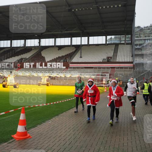 07.12.2025 - St. Pauli X-Mass-Run No. 15 Fabian Wolf http://msf.ph/oto/9420156 07.12.2025 11:37:36 Ziel 544, 857, 1154, 1156, 2810, 3916 meine-sportfotos.de