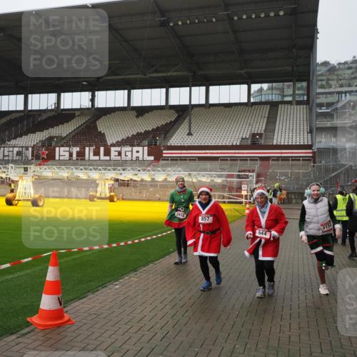 07.12.2025 - St. Pauli X-Mass-Run No. 15 Fabian Wolf http://msf.ph/oto/9420157 07.12.2025 11:37:37 Ziel 544, 857, 1154, 1156, 2810, 3916 meine-sportfotos.de