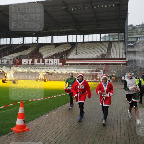 07.12.2025 - St. Pauli X-Mass-Run No. 15 Fabian Wolf http://msf.ph/oto/9420158 07.12.2025 11:37:37 Ziel 544, 857, 1154, 1156, 2810, 3916 meine-sportfotos.de