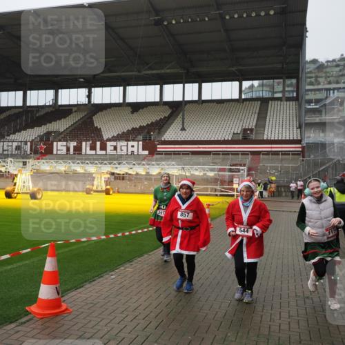 07.12.2025 - St. Pauli X-Mass-Run No. 15 Fabian Wolf http://msf.ph/oto/9420159 07.12.2025 11:37:37 Ziel 544, 857, 1154, 1156, 2810, 3916 meine-sportfotos.de
