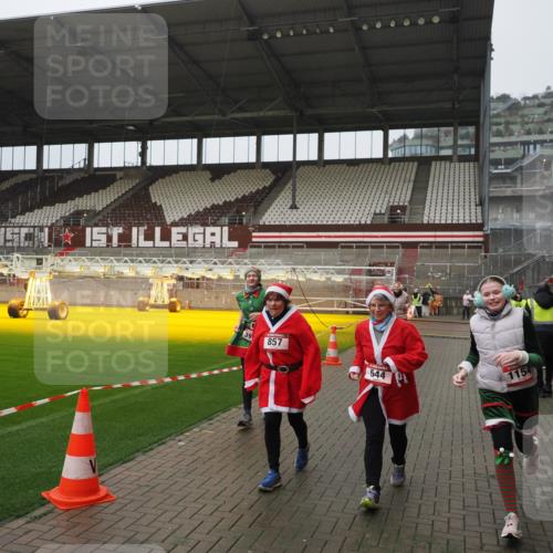 07.12.2025 - St. Pauli X-Mass-Run No. 15 Fabian Wolf http://msf.ph/oto/9420160 07.12.2025 11:37:37 Ziel 544, 857, 1154, 1156, 2810, 3916 meine-sportfotos.de
