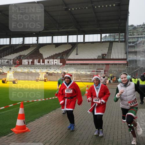 07.12.2025 - St. Pauli X-Mass-Run No. 15 Fabian Wolf http://msf.ph/oto/9420161 07.12.2025 11:37:37 Ziel 544, 857, 1154, 1156, 2810, 3916 meine-sportfotos.de