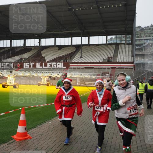 07.12.2025 - St. Pauli X-Mass-Run No. 15 Fabian Wolf http://msf.ph/oto/9420162 07.12.2025 11:37:38 Ziel 544, 857, 1154, 1156, 3916 meine-sportfotos.de
