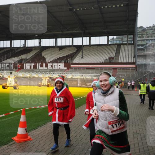 07.12.2025 - St. Pauli X-Mass-Run No. 15 Fabian Wolf http://msf.ph/oto/9420163 07.12.2025 11:37:38 Ziel 544, 857, 1154, 1156, 3916 meine-sportfotos.de