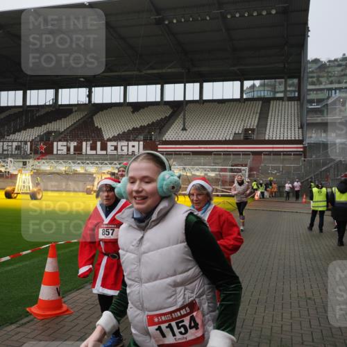 07.12.2025 - St. Pauli X-Mass-Run No. 15 Fabian Wolf http://msf.ph/oto/9420164 07.12.2025 11:37:38 Ziel 544, 857, 1154, 1156, 3916 meine-sportfotos.de