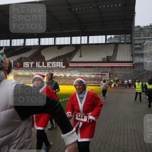 07.12.2025 - St. Pauli X-Mass-Run No. 15 Fabian Wolf http://msf.ph/oto/9420165 07.12.2025 11:37:38 Ziel 544, 857, 1154, 1156, 3916 meine-sportfotos.de