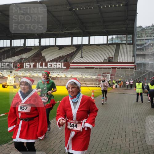 07.12.2025 - St. Pauli X-Mass-Run No. 15 Fabian Wolf http://msf.ph/oto/9420166 07.12.2025 11:37:38 Ziel 544, 857, 1154, 1156, 3916 meine-sportfotos.de