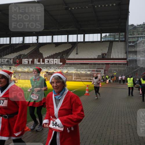 07.12.2025 - St. Pauli X-Mass-Run No. 15 Fabian Wolf http://msf.ph/oto/9420167 07.12.2025 11:37:39 Ziel 544, 857, 1154, 1156, 3916 meine-sportfotos.de