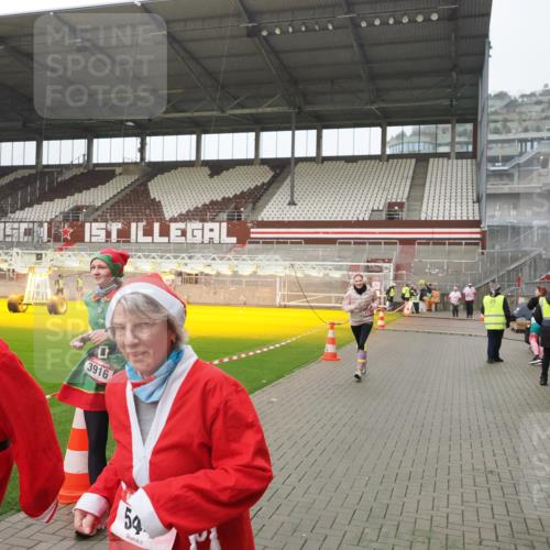 07.12.2025 - St. Pauli X-Mass-Run No. 15 Fabian Wolf http://msf.ph/oto/9420168 07.12.2025 11:37:39 Ziel 544, 857, 1154, 1156, 3916 meine-sportfotos.de
