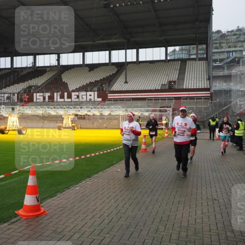 07.12.2025 - St. Pauli X-Mass-Run No. 15 Fabian Wolf http://msf.ph/oto/9420177 07.12.2025 11:37:51 Ziel 617, 1154, 1156, 3000, 3059, 3358 meine-sportfotos.de
