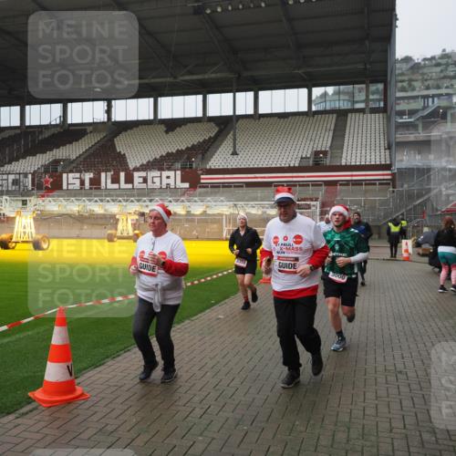 07.12.2025 - St. Pauli X-Mass-Run No. 15 Fabian Wolf http://msf.ph/oto/9420183 07.12.2025 11:37:52 Ziel 617, 1156, 3000, 3059, 3358 meine-sportfotos.de