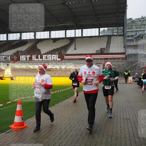 07.12.2025 - St. Pauli X-Mass-Run No. 15 Fabian Wolf http://msf.ph/oto/9420184 07.12.2025 11:37:52 Ziel 617, 1156, 3000, 3059, 3358 meine-sportfotos.de