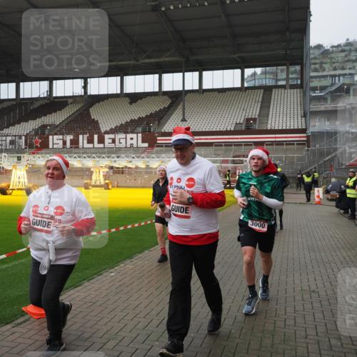 07.12.2025 - St. Pauli X-Mass-Run No. 15 Fabian Wolf http://msf.ph/oto/9420186 07.12.2025 11:37:52 Ziel 617, 1156, 3000, 3059, 3358 meine-sportfotos.de