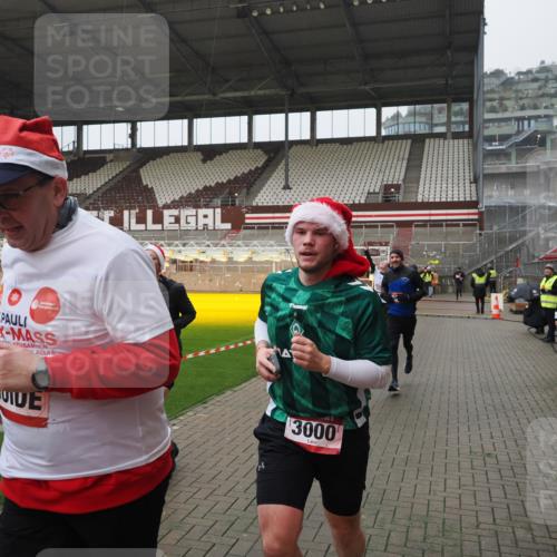 07.12.2025 - St. Pauli X-Mass-Run No. 15 Fabian Wolf http://msf.ph/oto/9420190 07.12.2025 11:37:53 Ziel 617, 1156, 3000, 3059, 3358 meine-sportfotos.de