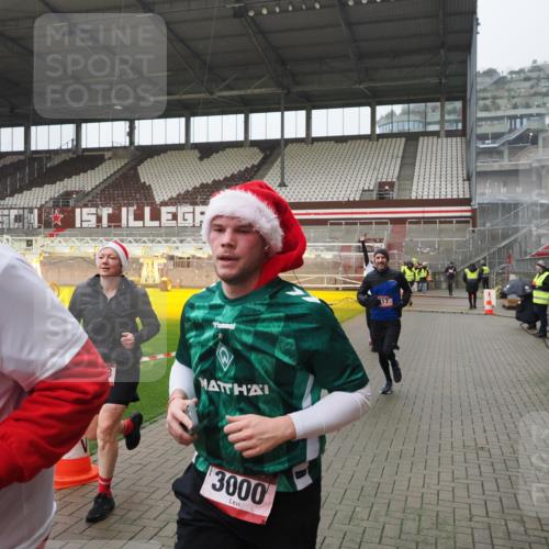 07.12.2025 - St. Pauli X-Mass-Run No. 15 Fabian Wolf http://msf.ph/oto/9420191 07.12.2025 11:37:53 Ziel 617, 1156, 3000, 3059, 3358 meine-sportfotos.de