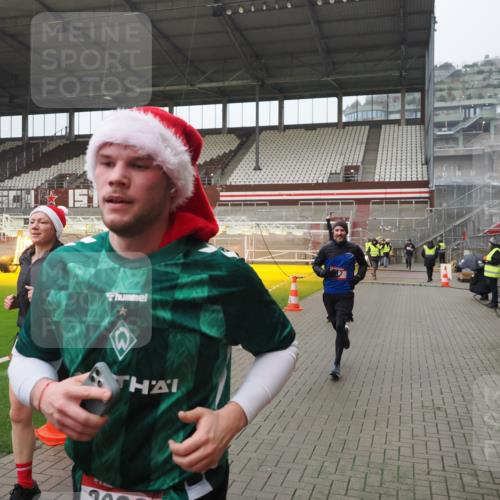 07.12.2025 - St. Pauli X-Mass-Run No. 15 Fabian Wolf http://msf.ph/oto/9420192 07.12.2025 11:37:54 Ziel 617, 3000, 3059, 3358 meine-sportfotos.de