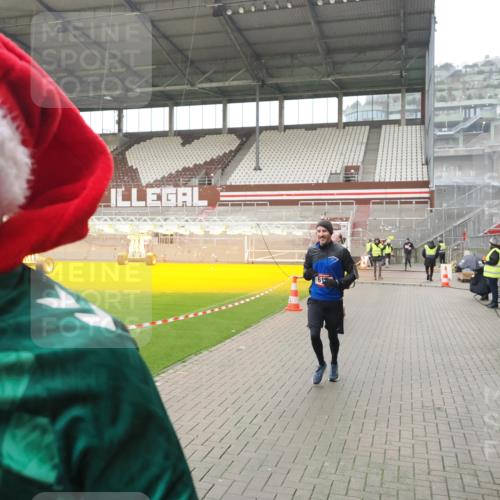 07.12.2025 - St. Pauli X-Mass-Run No. 15 Fabian Wolf http://msf.ph/oto/9420193 07.12.2025 11:37:54 Ziel 617, 3000, 3059, 3358 meine-sportfotos.de