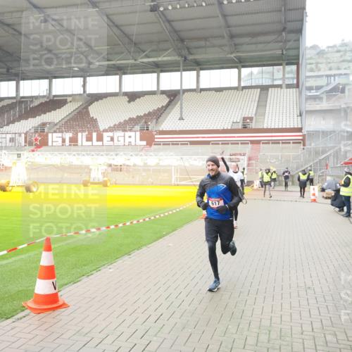 07.12.2025 - St. Pauli X-Mass-Run No. 15 Fabian Wolf http://msf.ph/oto/9420194 07.12.2025 11:37:54 Ziel 617, 3000, 3059, 3358 meine-sportfotos.de