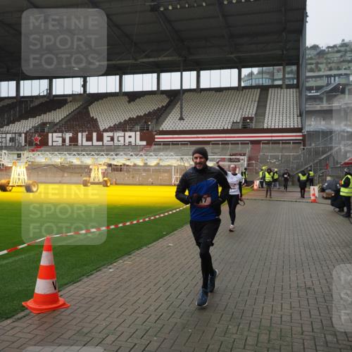 07.12.2025 - St. Pauli X-Mass-Run No. 15 Fabian Wolf http://msf.ph/oto/9420195 07.12.2025 11:37:54 Ziel 617, 3000, 3059, 3358 meine-sportfotos.de
