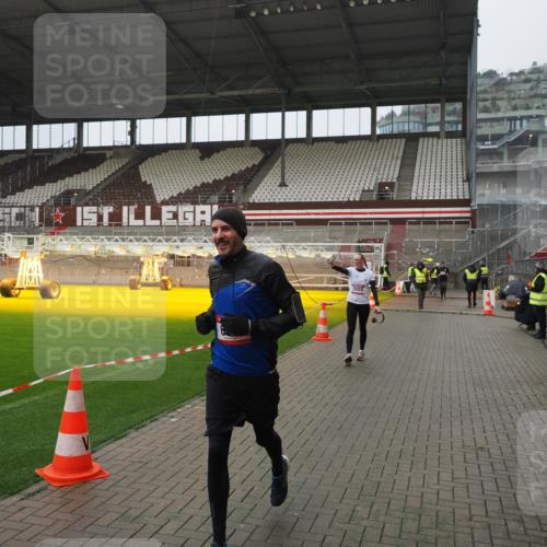 07.12.2025 - St. Pauli X-Mass-Run No. 15 Fabian Wolf http://msf.ph/oto/9420197 07.12.2025 11:37:55 Ziel 617, 3000, 3059, 3358 meine-sportfotos.de