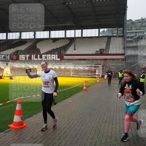 07.12.2025 - St. Pauli X-Mass-Run No. 15 Fabian Wolf http://msf.ph/oto/9420207 07.12.2025 11:37:58 Ziel 307, 617, 3000, 3059, 3358 meine-sportfotos.de