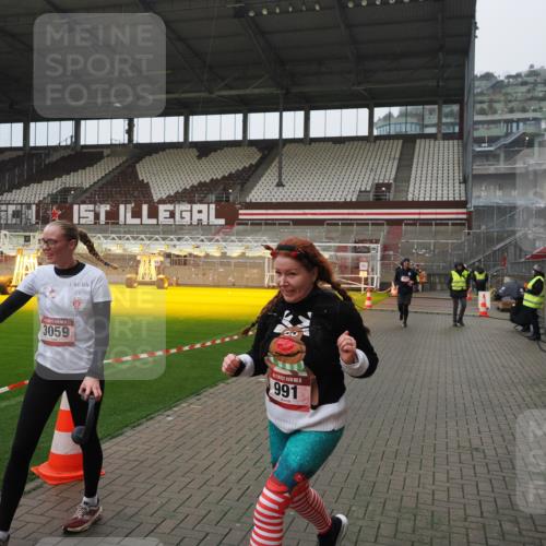 07.12.2025 - St. Pauli X-Mass-Run No. 15 Fabian Wolf http://msf.ph/oto/9420210 07.12.2025 11:37:59 Ziel 307, 617, 3000, 3059, 3358 meine-sportfotos.de