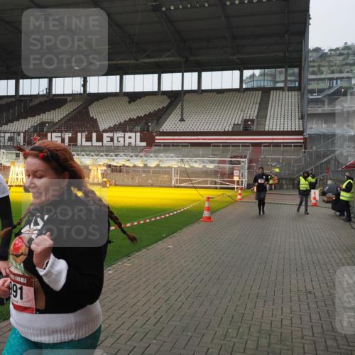 07.12.2025 - St. Pauli X-Mass-Run No. 15 Fabian Wolf http://msf.ph/oto/9420212 07.12.2025 11:37:59 Ziel 307, 617, 3000, 3059, 3358 meine-sportfotos.de