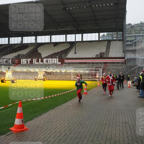 07.12.2025 - St. Pauli X-Mass-Run No. 15 Fabian Wolf http://msf.ph/oto/9420227 07.12.2025 11:38:12 Ziel 307, 2395, 2396, 2715, 3065, 3066, 3341, 3762, 3765 meine-sportfotos.de