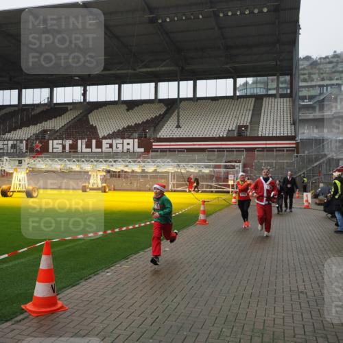 07.12.2025 - St. Pauli X-Mass-Run No. 15 Fabian Wolf http://msf.ph/oto/9420229 07.12.2025 11:38:13 Ziel 307, 2395, 2396, 2715, 3065, 3066, 3341, 3762, 3765 meine-sportfotos.de