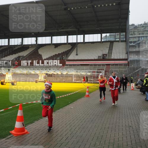 07.12.2025 - St. Pauli X-Mass-Run No. 15 Fabian Wolf http://msf.ph/oto/9420231 07.12.2025 11:38:13 Ziel 307, 2395, 2396, 2715, 3065, 3066, 3341, 3762, 3765 meine-sportfotos.de