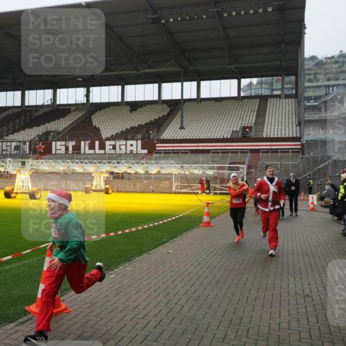 07.12.2025 - St. Pauli X-Mass-Run No. 15 Fabian Wolf http://msf.ph/oto/9420232 07.12.2025 11:38:13 Ziel 307, 2395, 2396, 2715, 3065, 3066, 3341, 3762, 3765 meine-sportfotos.de
