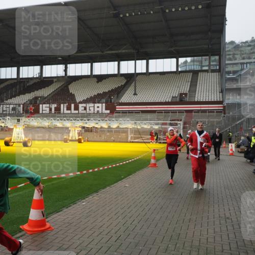 07.12.2025 - St. Pauli X-Mass-Run No. 15 Fabian Wolf http://msf.ph/oto/9420233 07.12.2025 11:38:14 Ziel 307, 2395, 2396, 2715, 3065, 3066, 3341, 3762, 3765 meine-sportfotos.de