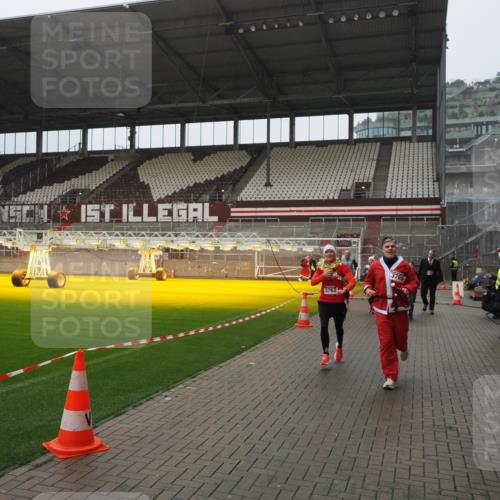 07.12.2025 - St. Pauli X-Mass-Run No. 15 Fabian Wolf http://msf.ph/oto/9420234 07.12.2025 11:38:14 Ziel 307, 2395, 2396, 2715, 3065, 3066, 3341, 3762, 3765 meine-sportfotos.de